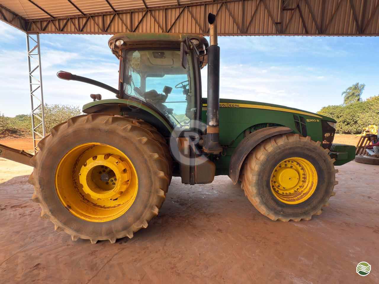 TRATOR JOHN DEERE JOHN DEERE 8260R Tração 4x4 CR Máquinas Agrícolas CASSILANDIA MATO GROSSO DO SUL MS